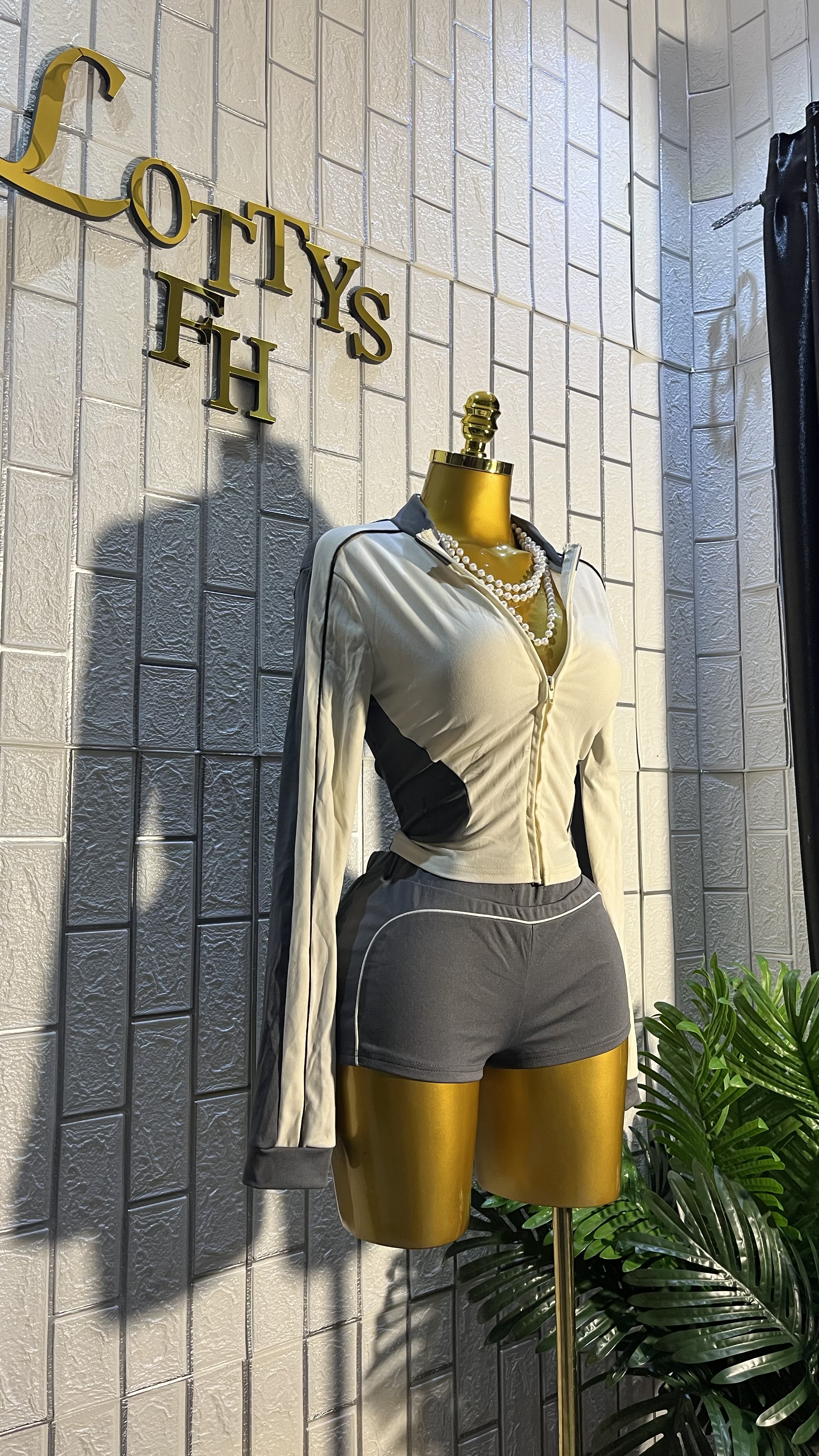 The zip and snatched babe set